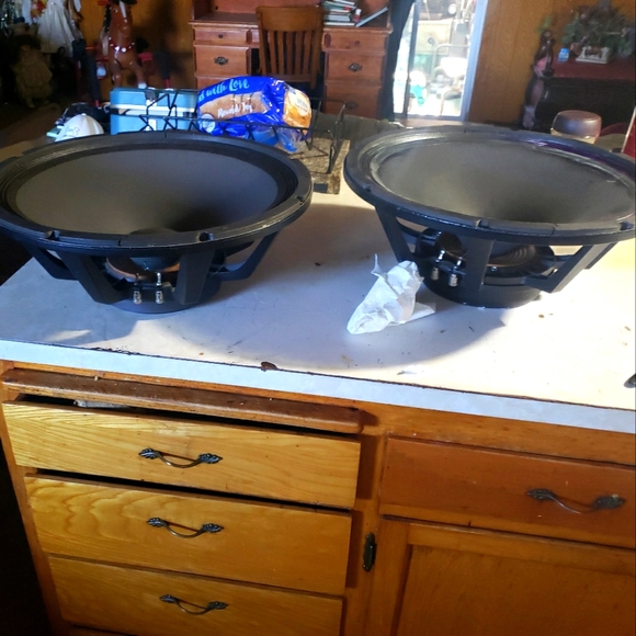 18'' woofers, 1200watts program power / 2400 watts peak. 4ohms - Picture 1 of 2
